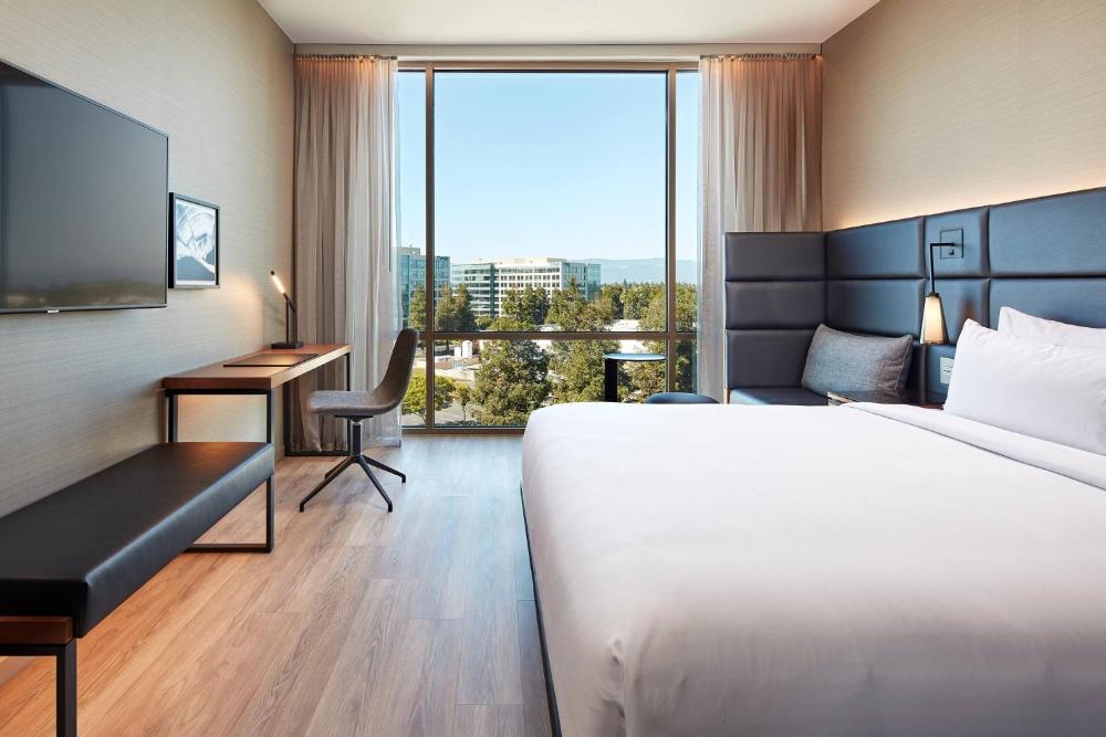 Guest room, 1 King, Mountain view interior